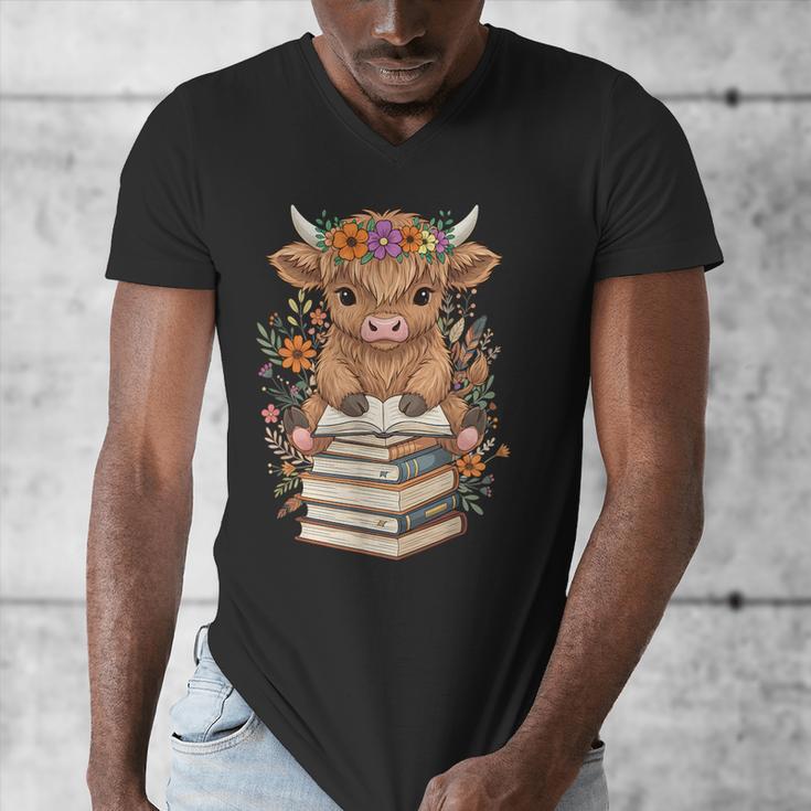 Cute Baby Highland Cow Reading Book Librarian Bookworm Men's V-Neck T-Shirt Cute Baby Highland Cow Reading Book Librarian Bookworm Men's V-Neck T-Shirt