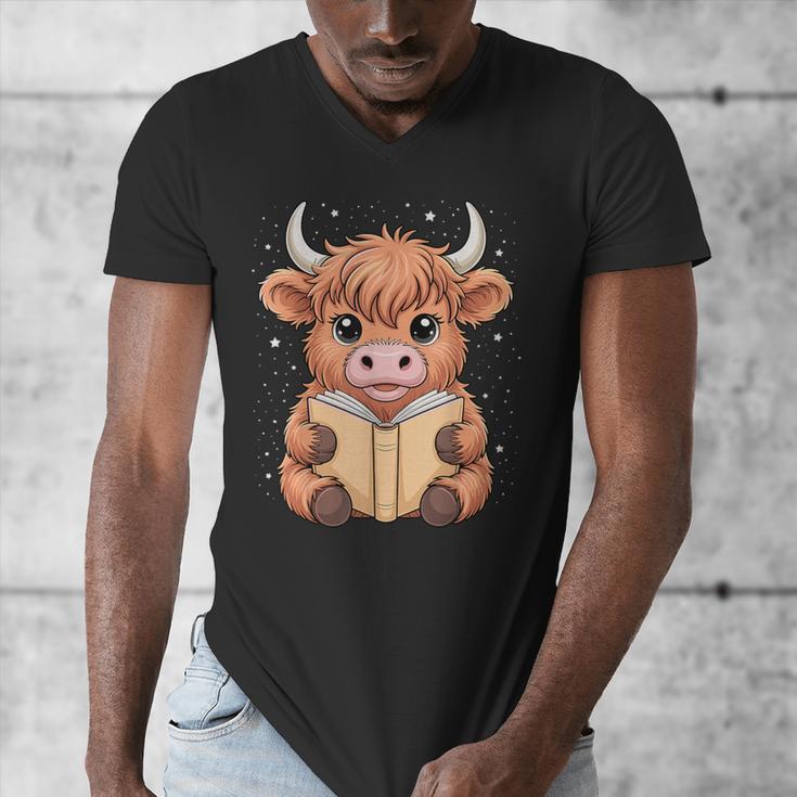 Cute Highland Cow Reading Book Men's V-Neck T-Shirt