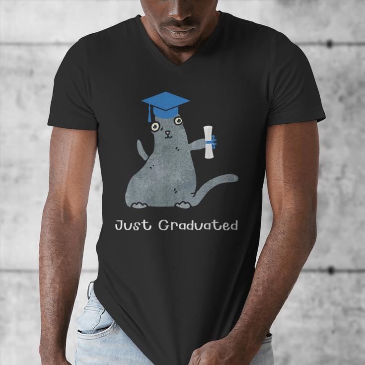 Just Graduated Cat With Graduation Cap And Diploma For Men Women Girls Kids Men's V-Neck T-Shirt