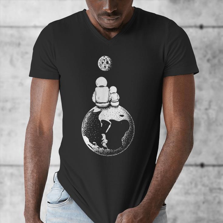 Moon And Astronaut Dad And Baby Space For Father's Day Men's V-Neck T-Shirt