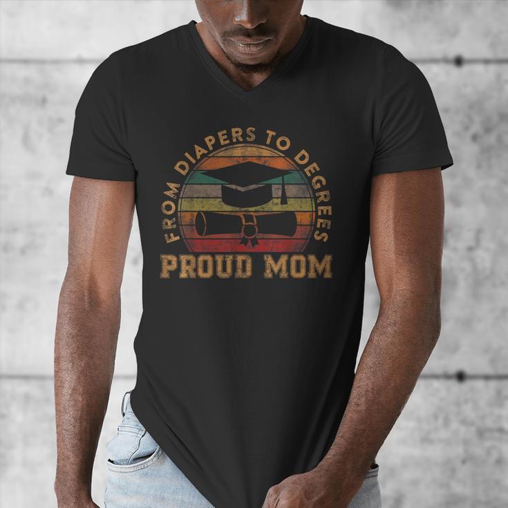 Proud Mom Of a 2023 Graduate Mother Senior Graduation Men's V-Neck T-Shirt