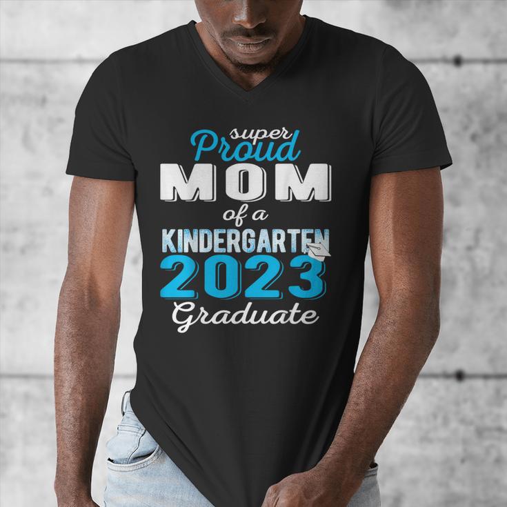 Proud Mom Of Kindergarten Graduate 2023 Graduation Mom Men's V-Neck T-Shirt