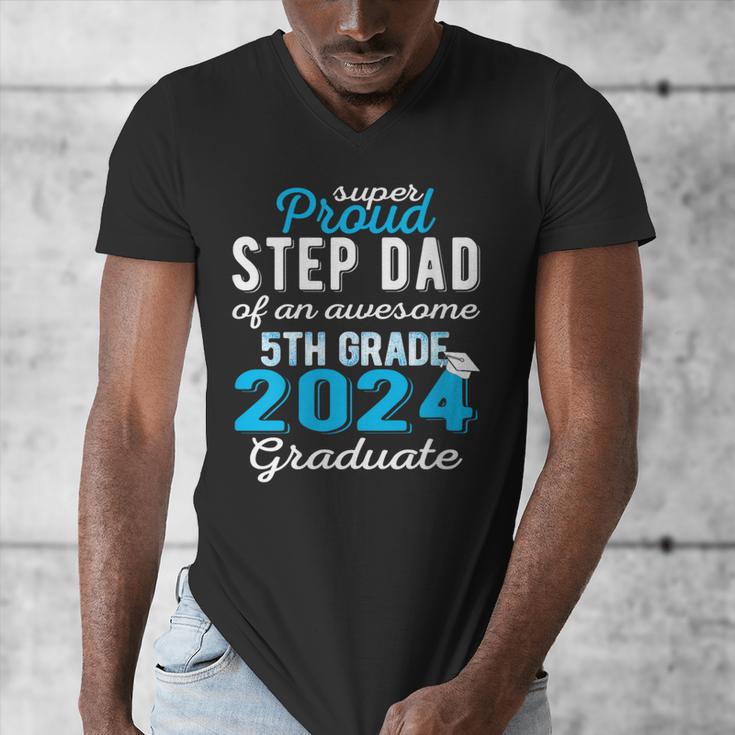 Proud Step Dad Of 5th Grade Graduate 2024 Family Graduation Men's V-Neck T-Shirt