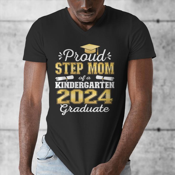Proud Step Mom Of Kindergarten Graduate 2024 Graduation Step Men's V-Neck T-Shirt