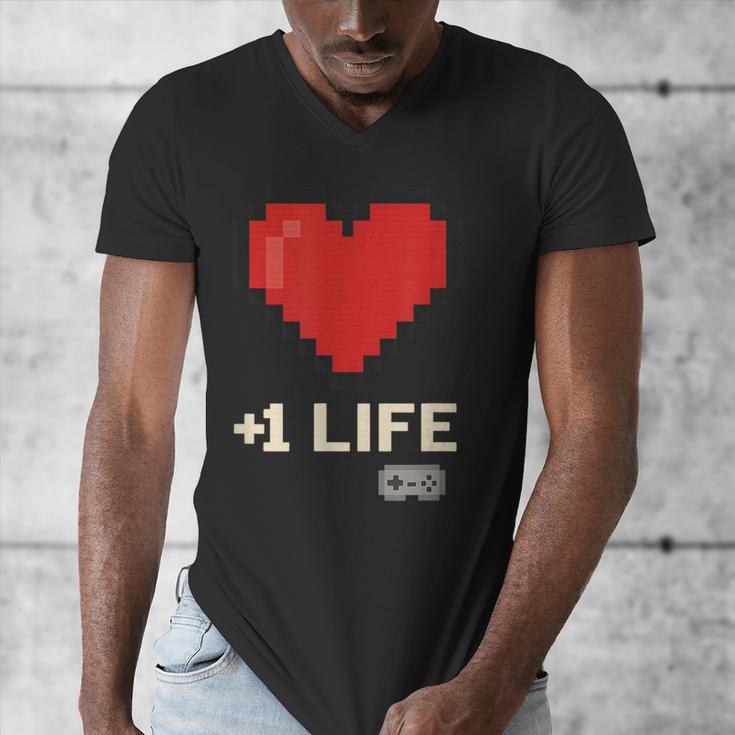 Retro Gamer 1 Life Pixel Heart – 8-Bit Gaming Nostalgia Men's V-Neck T-Shirt
