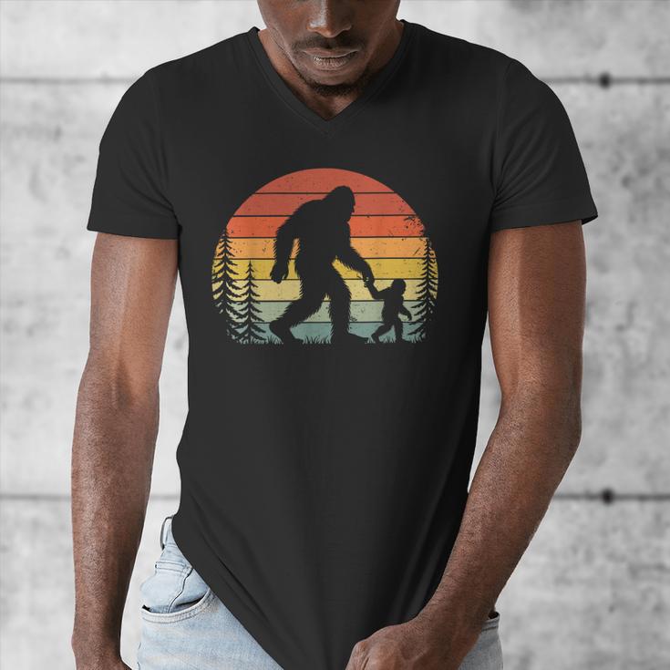 Retro Vintage Bigfoot Dad Fathers Day Father Son Matching Men's V-Neck T-Shirt