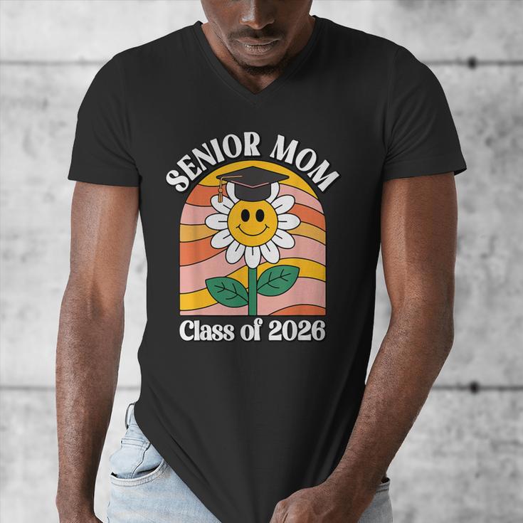 Senior Mom Class Of 2026 Daisy Flower Retro Graduation Men's V-Neck T-Shirt