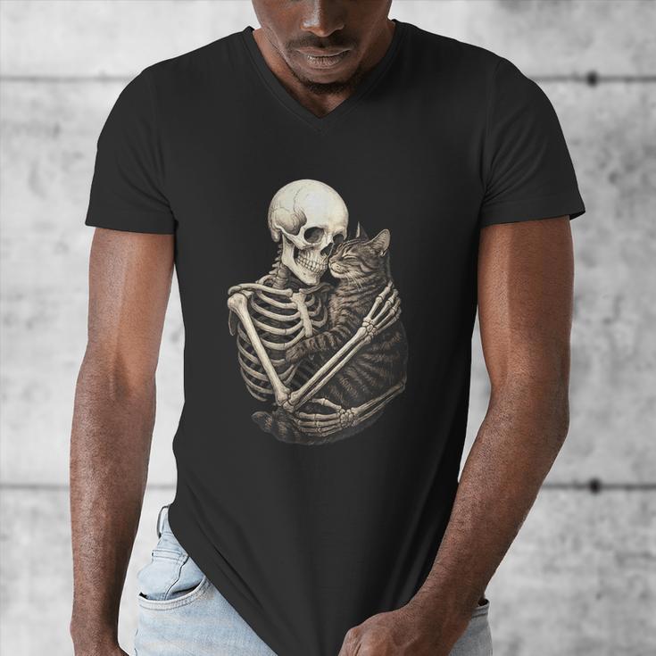 Skeleton Hugging Cat Halloween Cat Lover Cat Mom Dad Men's V-Neck T-Shirt