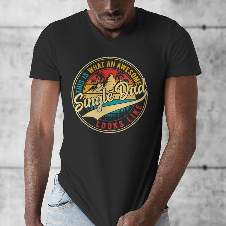 Vintage Awesome Single Dad Retro Fathers Day For Dad Grandpa Men's V-Neck T-Shirt