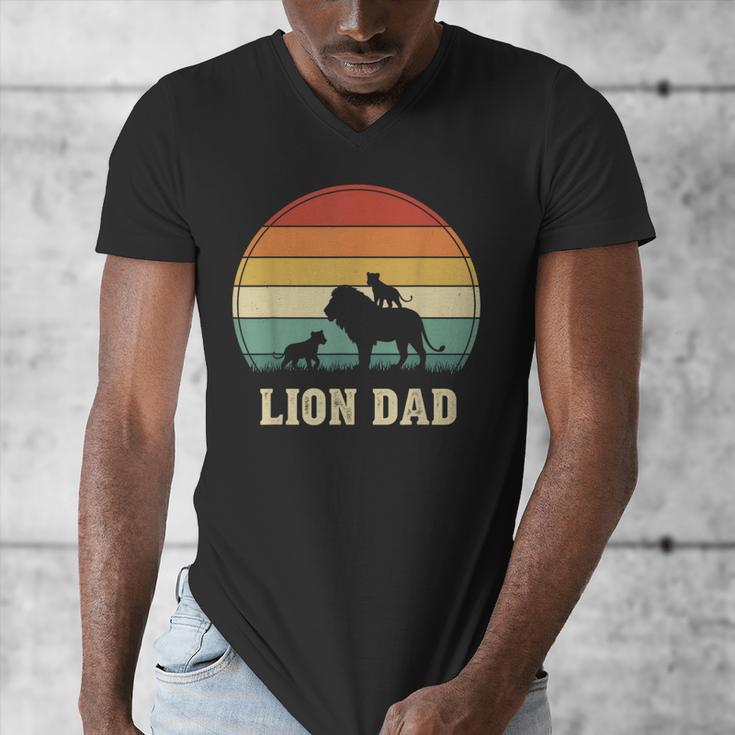 Vintage Lion Dad Father Grandpa Father's Day Men's V-Neck T-Shirt