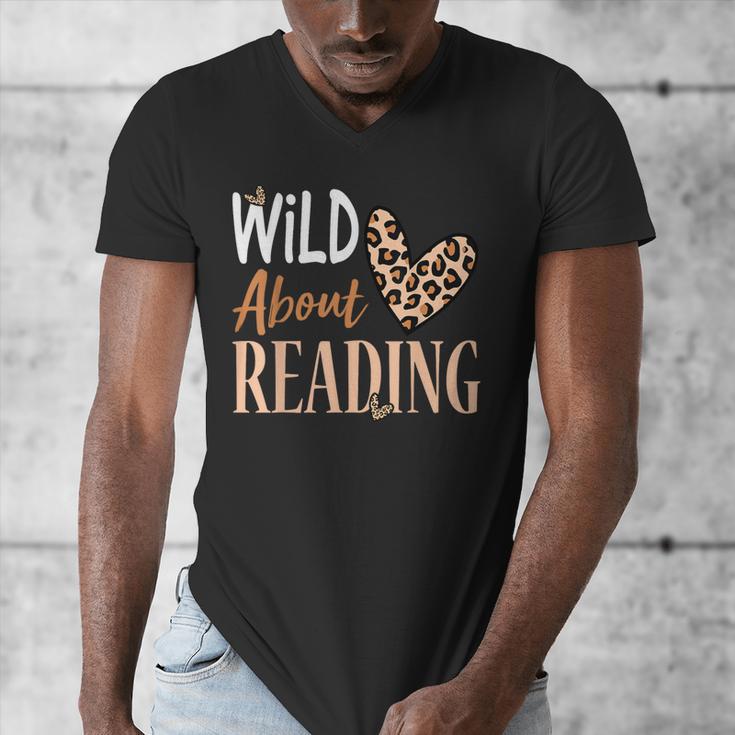 Wild About Reading Teacher Books Reader Lovers Leopard Zebra Men's V-Neck T-Shirt