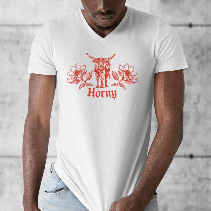 Horny Bull Romance Reader Shirt Spicy Books Bull Pun Men's V-Neck T-Shirt