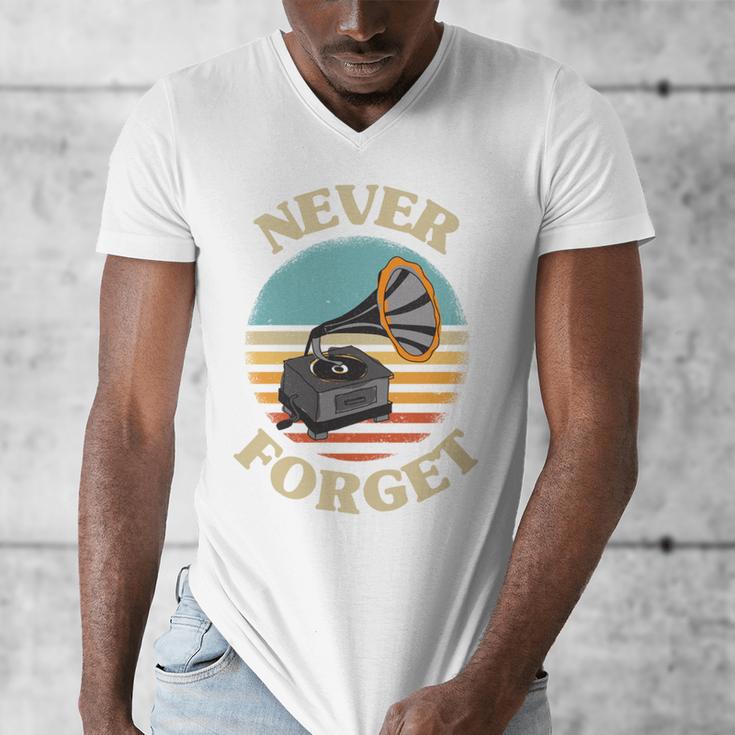 Retro Grammophone Never Forget Nostalgia Vintage Men's V-Neck T-Shirt