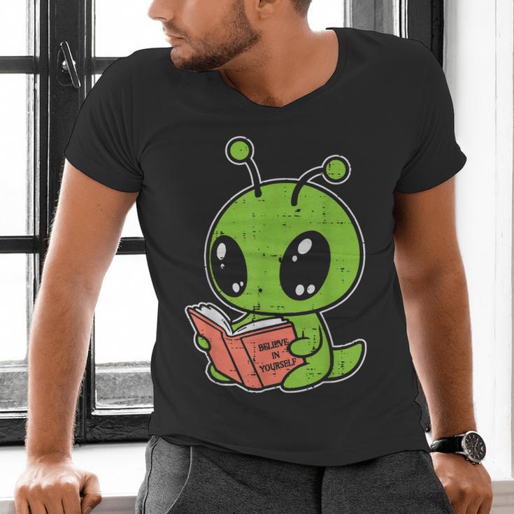 Alien Reading Book Believe In Yourself Kids Women Men Men's V-Neck T-Shirt