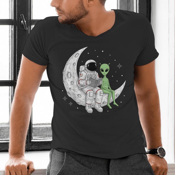 Astronaut Reading Book To Alien Moon Space Book Lover Men Men's V-Neck T-Shirt