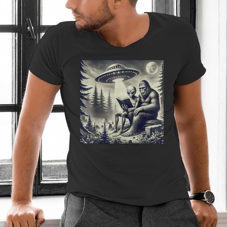 Bigfoot With Alien Reading A Book Bigfoot And UFO Men's V-Neck T-Shirt