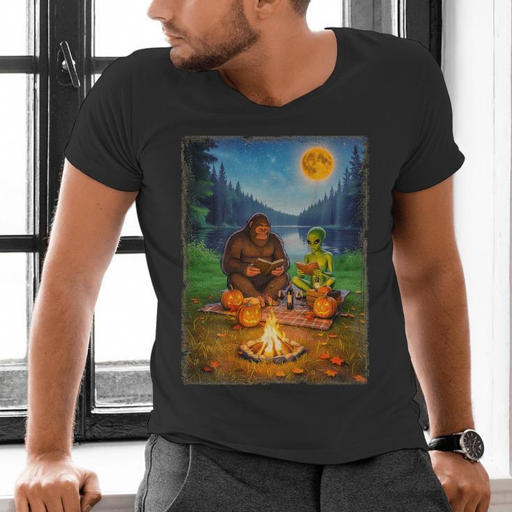 Bigfoot And Alien Reading Books Campfire Halloween Men's V-Neck T-Shirt