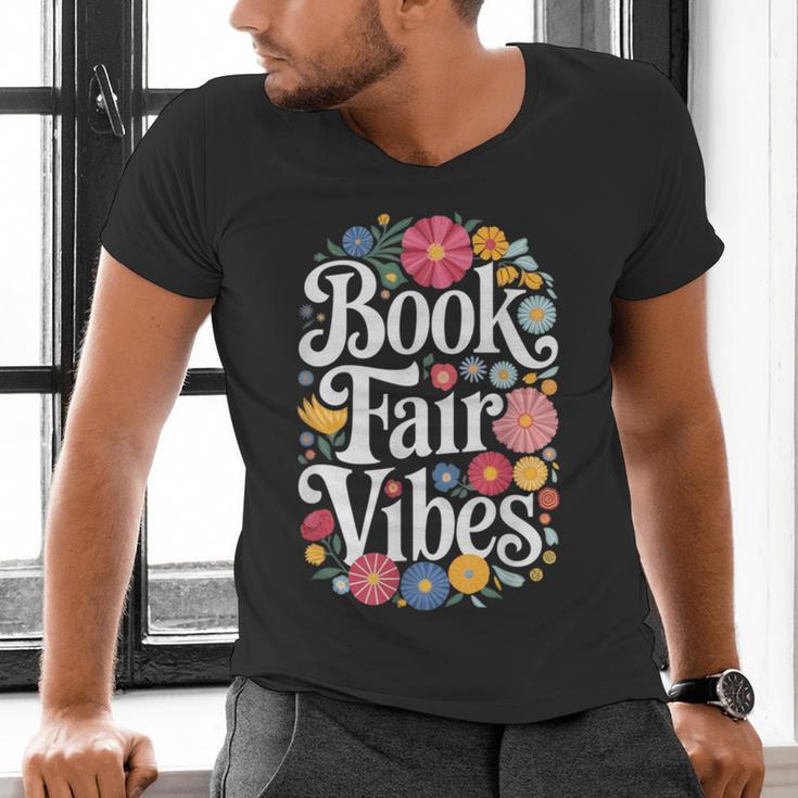 Book Fair Vibes Groovy 70s Retro School Librarian Men's V-Neck T-Shirt
