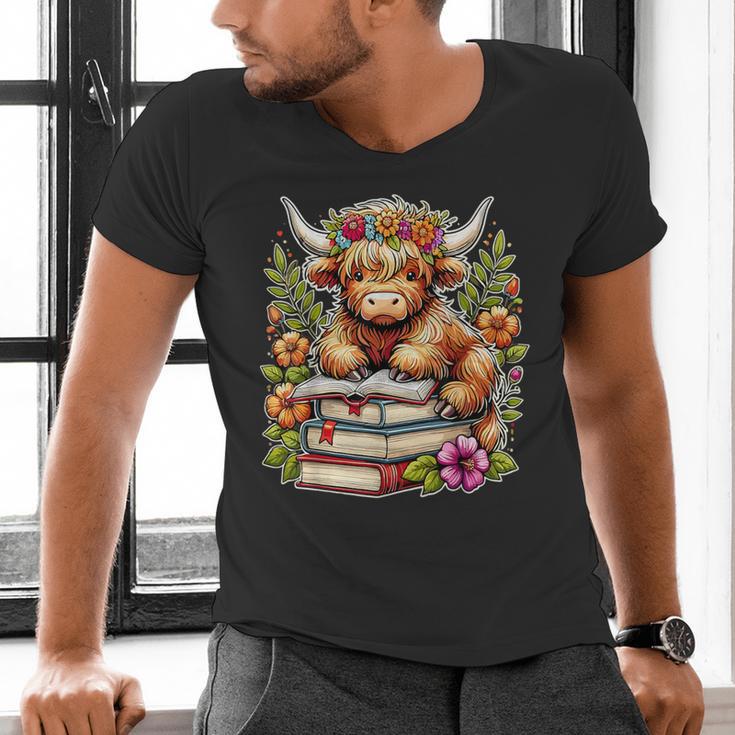 Bookworm Cute Highland Cow Reading Book Men's V-Neck T-Shirt