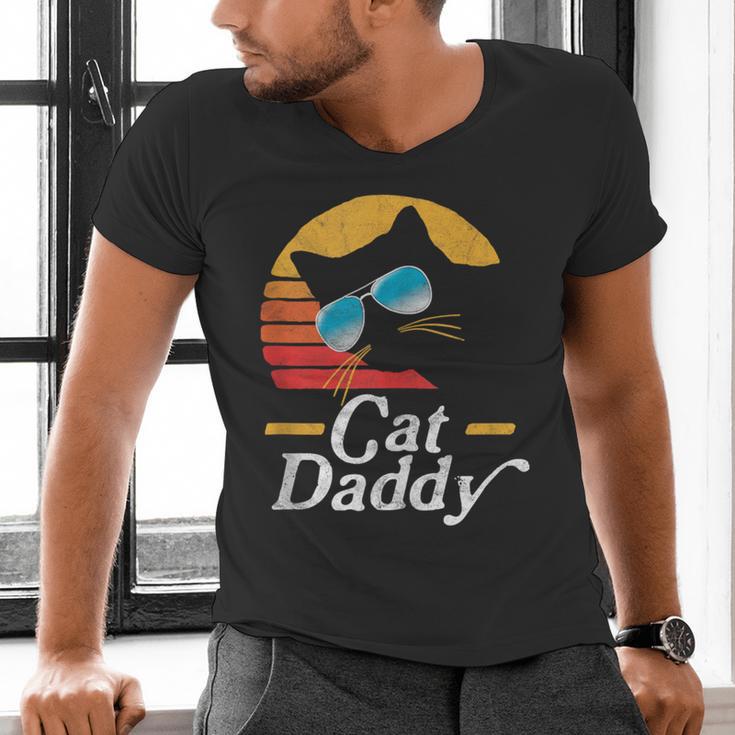 Cat Daddy Vintage 80s Style Cat Retro Sunglasses Distressed Men's V-Neck T-Shirt