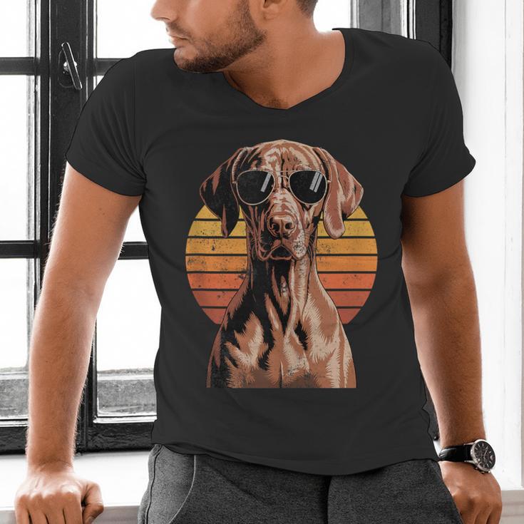 Cool Retro Vizsla Dog Mom Dad Vintage Pet Lovers Men's V-Neck T-Shirt