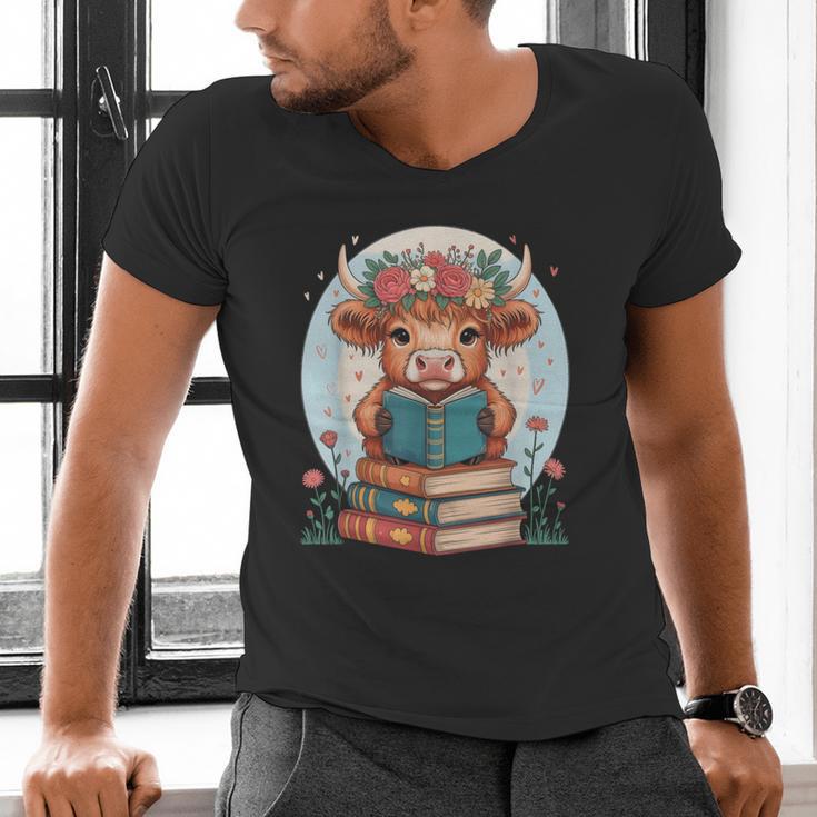 Cute Baby Highland Cow Reading Book Bookworm For Men Women Men's V-Neck T-Shirt Cute Baby Highland Cow Reading Book Bookworm For Men Women Men's V-Neck T-Shirt