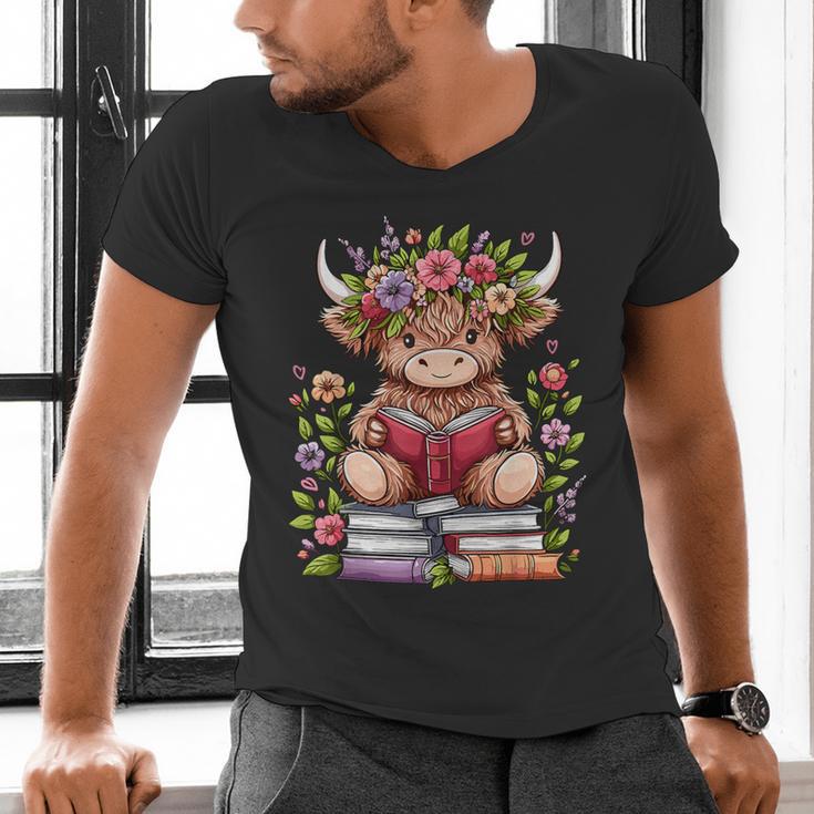 Cute Baby Highland Cow With Reading Book Bookworm Men's V-Neck T-Shirt