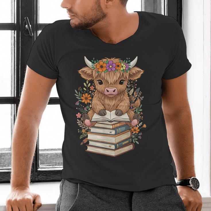 Cute Baby Highland Cow Reading Book Librarian Bookworm Men's V-Neck T-Shirt Cute Baby Highland Cow Reading Book Librarian Bookworm Men's V-Neck T-Shirt