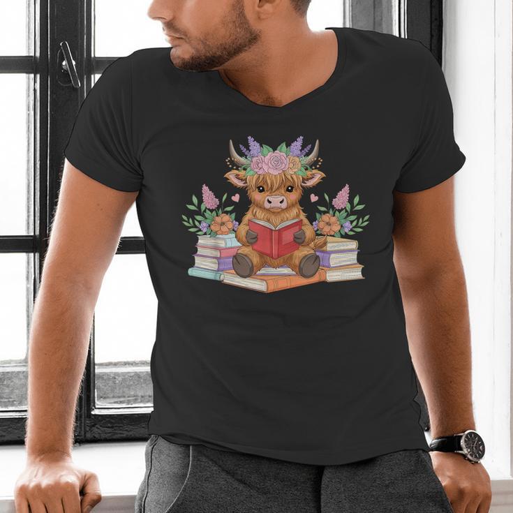 Cute Baby Highland Cow Reading Book Lover Toddler Men's V-Neck T-Shirt Cute Baby Highland Cow Reading Book Lover Toddler Men's V-Neck T-Shirt