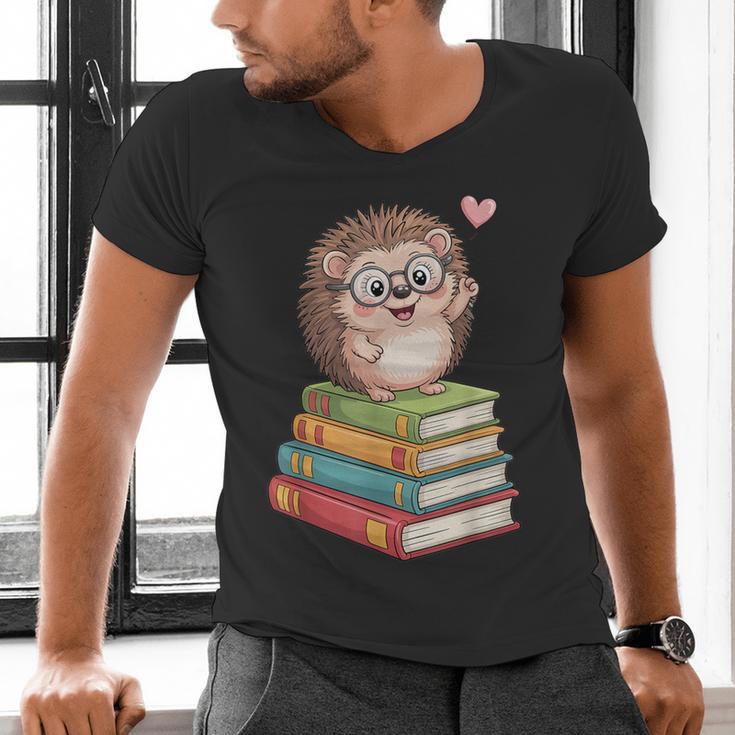 Cute Hedgehog Reading Books Animal Lover Reader Bookworm Men's V-Neck T-Shirt