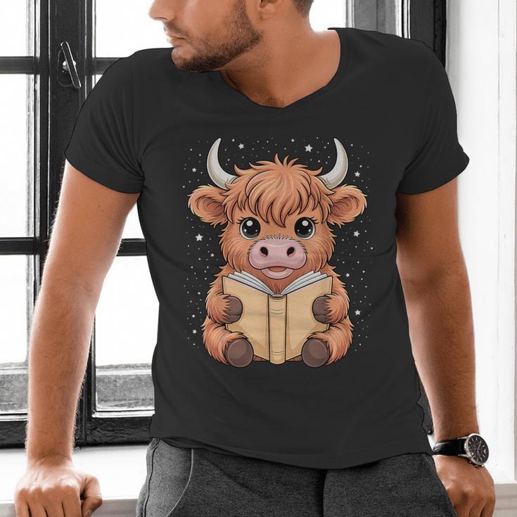 Cute Highland Cow Reading Book Men's V-Neck T-Shirt