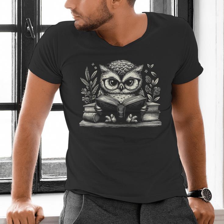 Cute Owl Reading Book Graphic Art Men's V-Neck T-Shirt