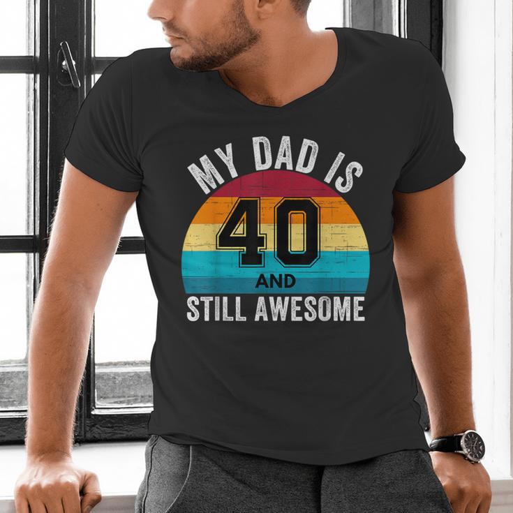 My Dad Is 40 And Still Awesome 40th Retro Birthday Dad Daddy Men's V-Neck T-Shirt My Dad Is 40 And Still Awesome 40th Retro Birthday Dad Daddy Men's V-Neck T-Shirt