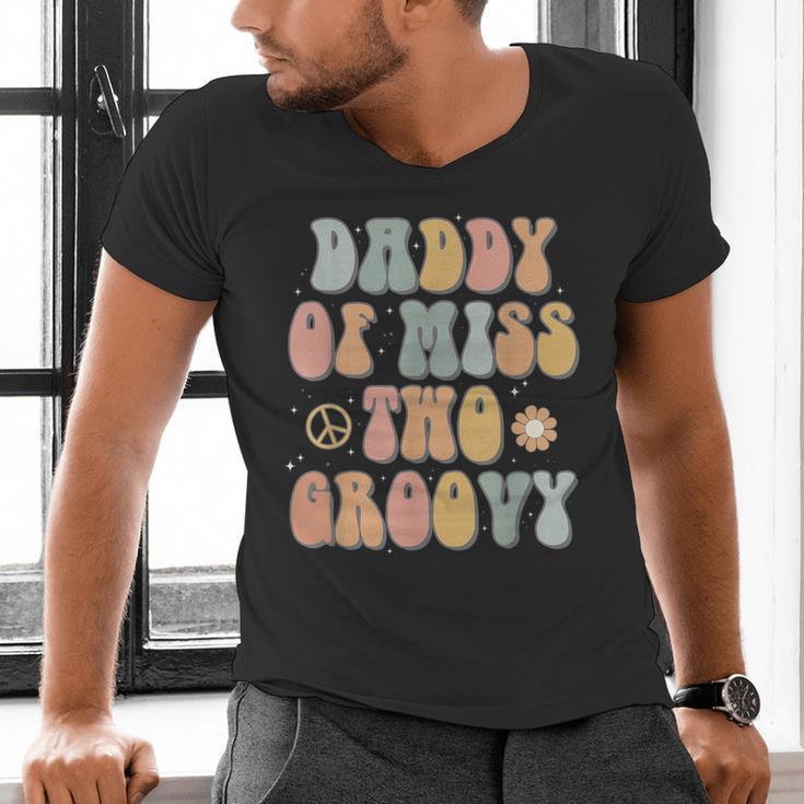 Daddy Dad Two Groovy Second Birthday Retro 2nd Bday Party Men's V-Neck T-Shirt