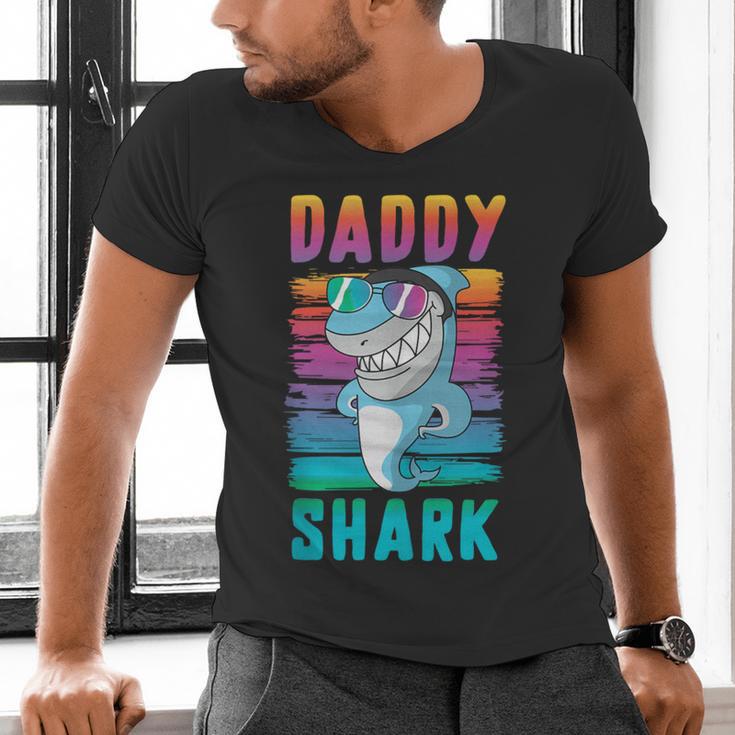 Daddy Shark Retro Vintage Dad Men's V-Neck T-Shirt Daddy Shark Retro Vintage Dad Men's V-Neck T-Shirt