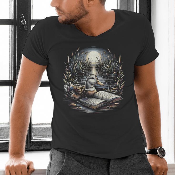 Duck Reading Book Full Moon Lake Scenery Men's V-Neck T-Shirt