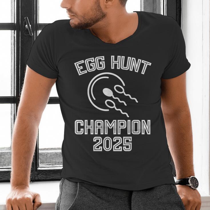 Egg Hunt Champion 2025 First Time Dad Pregnancy Reveal Men's V-Neck T-Shirt Egg Hunt Champion 2025 First Time Dad Pregnancy Reveal Men's V-Neck T-Shirt
