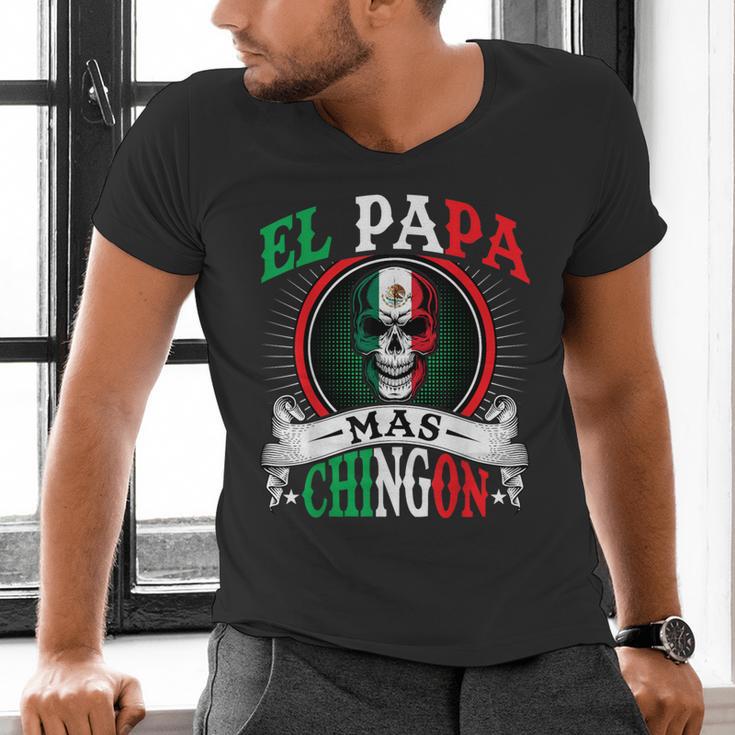 El Papa Mas Chingon Mexican Dad Husband Regalo Flag Men's V-Neck T-Shirt