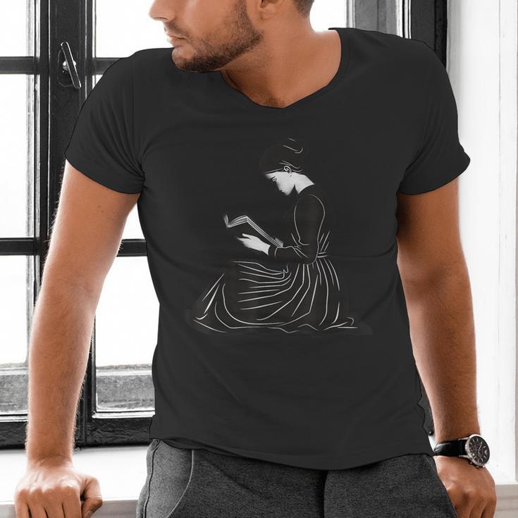 Emily Dickinson Reading A Book Men's V-Neck T-Shirt
