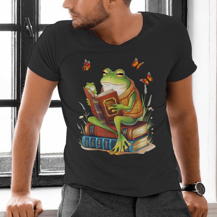 Frog & Toad Fishing Vintage Classic Book Frog Reading Book Men's V-Neck T-Shirt