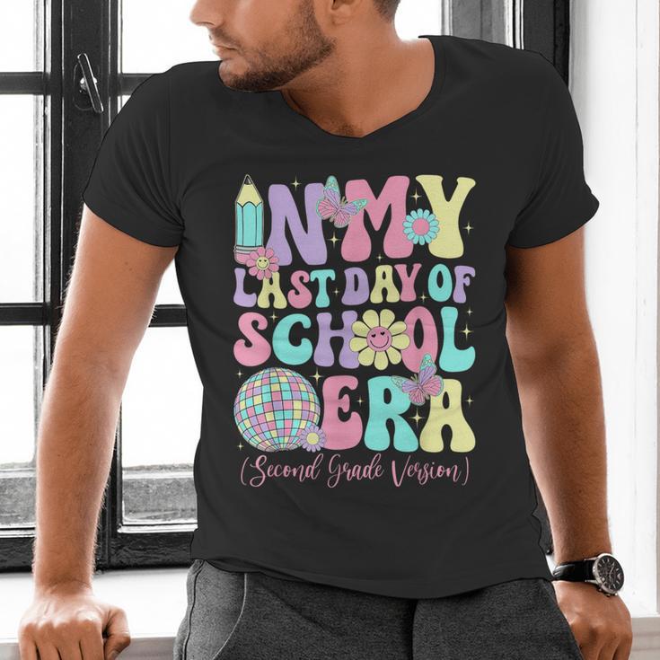 Groovy In My Last Day Of School Era Second Grade Graduation Men's V-Neck T-Shirt