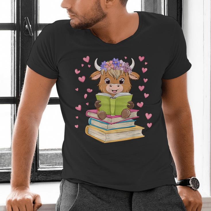 Highland Cow Reading Book Floral Bookworm Men's V-Neck T-Shirt