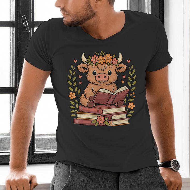 Highland Cow Reading Book Graphic Cow With Book Floral Men's V-Neck T-Shirt