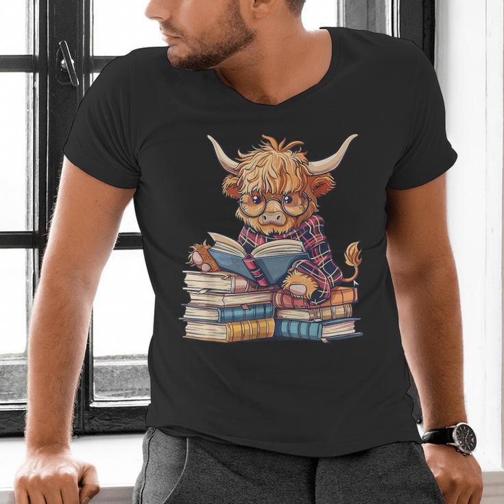 Highland Cow Reading Book Librarian Library Men's V-Neck T-Shirt
