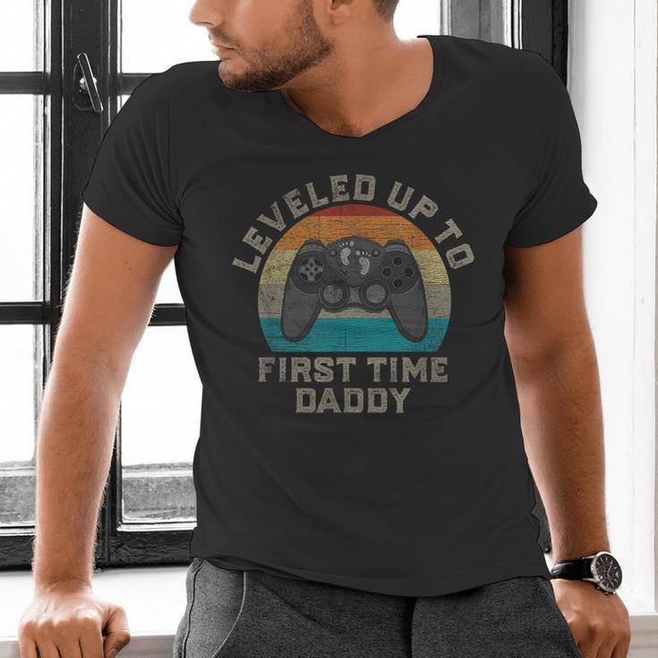 I Leveled Up To First Time Daddy Soon To Be Dad Men's V-Neck T-Shirt