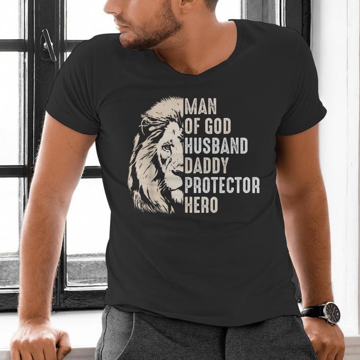 Man Of God Husband Daddy Protector Hero Lion Father's Day Men's V-Neck T-Shirt