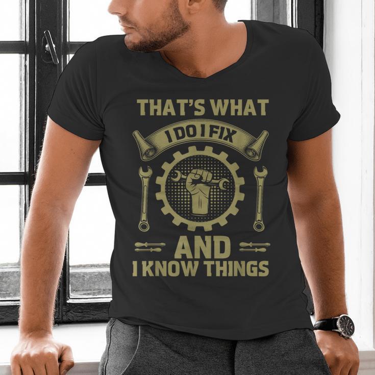 Men Dad That's What I Do I Fix Stuff And I Know Things Men's V-Neck T-Shirt