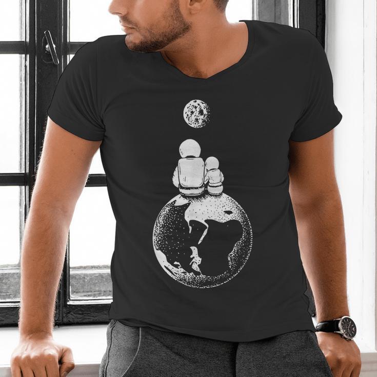 Moon And Astronaut Dad And Baby Space For Father's Day Men's V-Neck T-Shirt