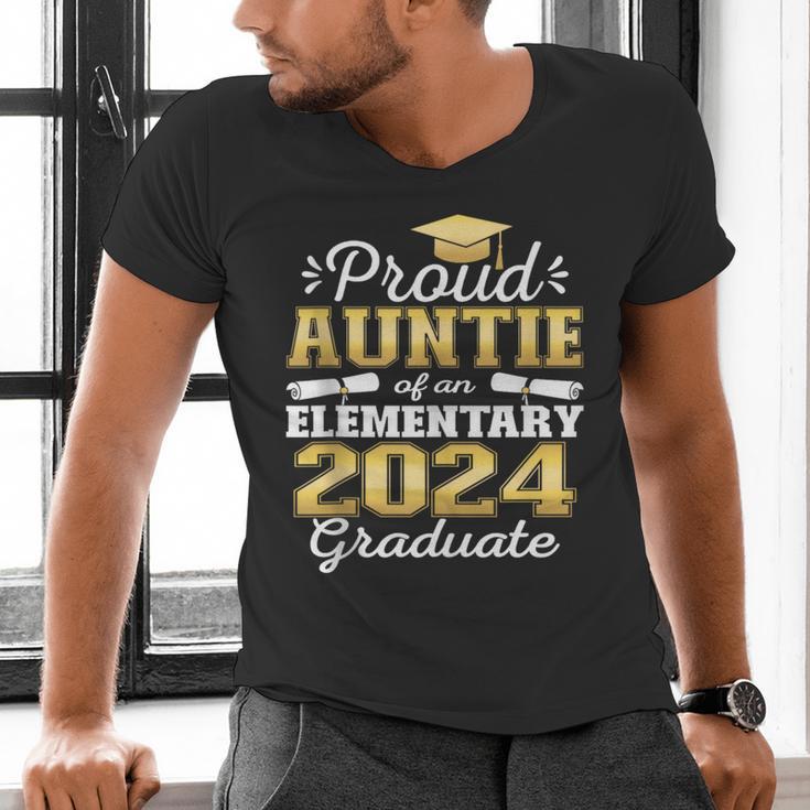 Proud Auntie Of 5th Grade Graduate 2024 Family Graduation Men's V-Neck T-Shirt