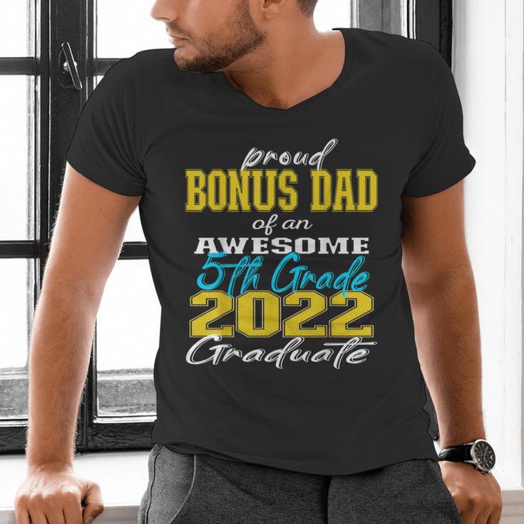 Proud Bonus Dad Of 5th Grade Graduate 2022 Family Graduation Men's V-Neck T-Shirt